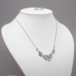 Liora Schmuckset mit glitzernden Swarovski Elements Bild 4 Liora TCC Edelstahl Schmuck Set mit Swarovski-Elemente Tragebeispiel