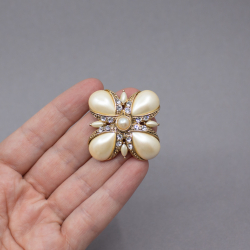 Monet elegante Designer-Brosche 'Malteserkreuz' Bild 2 Monet goldene Brosche mit Faux-Perlen Groesse