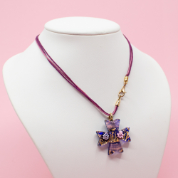 Handgefertigter Morano-Glas Anhänger Malteserkreuz Bild 2 Morano Glas Anhaenger Kreuz Tragebeispiel