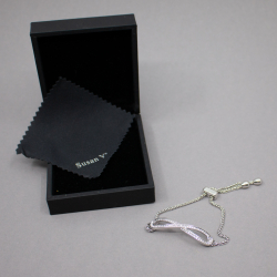 Susan Y modernes silberfarbenes Infinity Zugarmband Bild 2 Susan Y Edelstahl Armband Unendlichkeit Box
